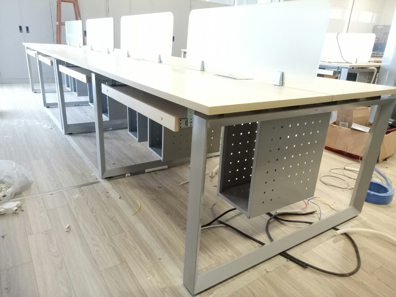 Chọn mẫu cụm bàn làm việc 8 người có vách ngăn đẹp cho văn phòng